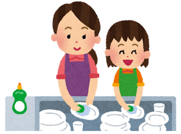 お母さんと一緒に食器を洗っている女の子