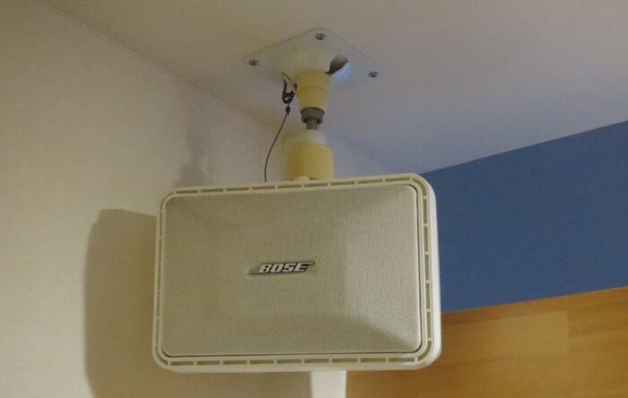 リビングに設置しているおすすめの天井吊り下げスピーカーを紹介｜タシテク
