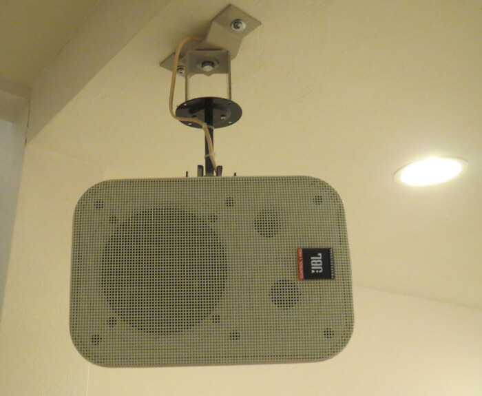 JBL Control 1 PROスピーカーを天井から吊り下げている写真