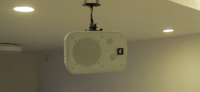 JBL Control 1 PROスピーカーを天井から吊り下げている写真