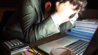 夜遅くまで仕事をしているサラリーマン