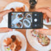 スマホで食べ物の写真を撮っている画像