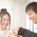 楽しそうに会話する男女