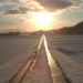 太陽に向かって伸びている道