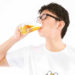 ビールを飲んでいる男性